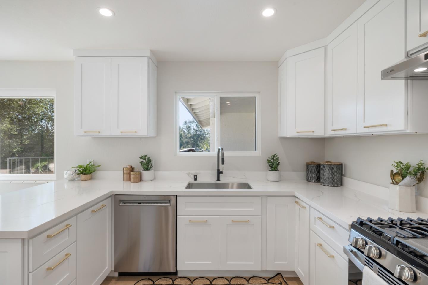 Detail Gallery Image 12 of 30 For 740 Greenview Pl, Los Altos,  CA 94024 - 4 Beds | 2/1 Baths