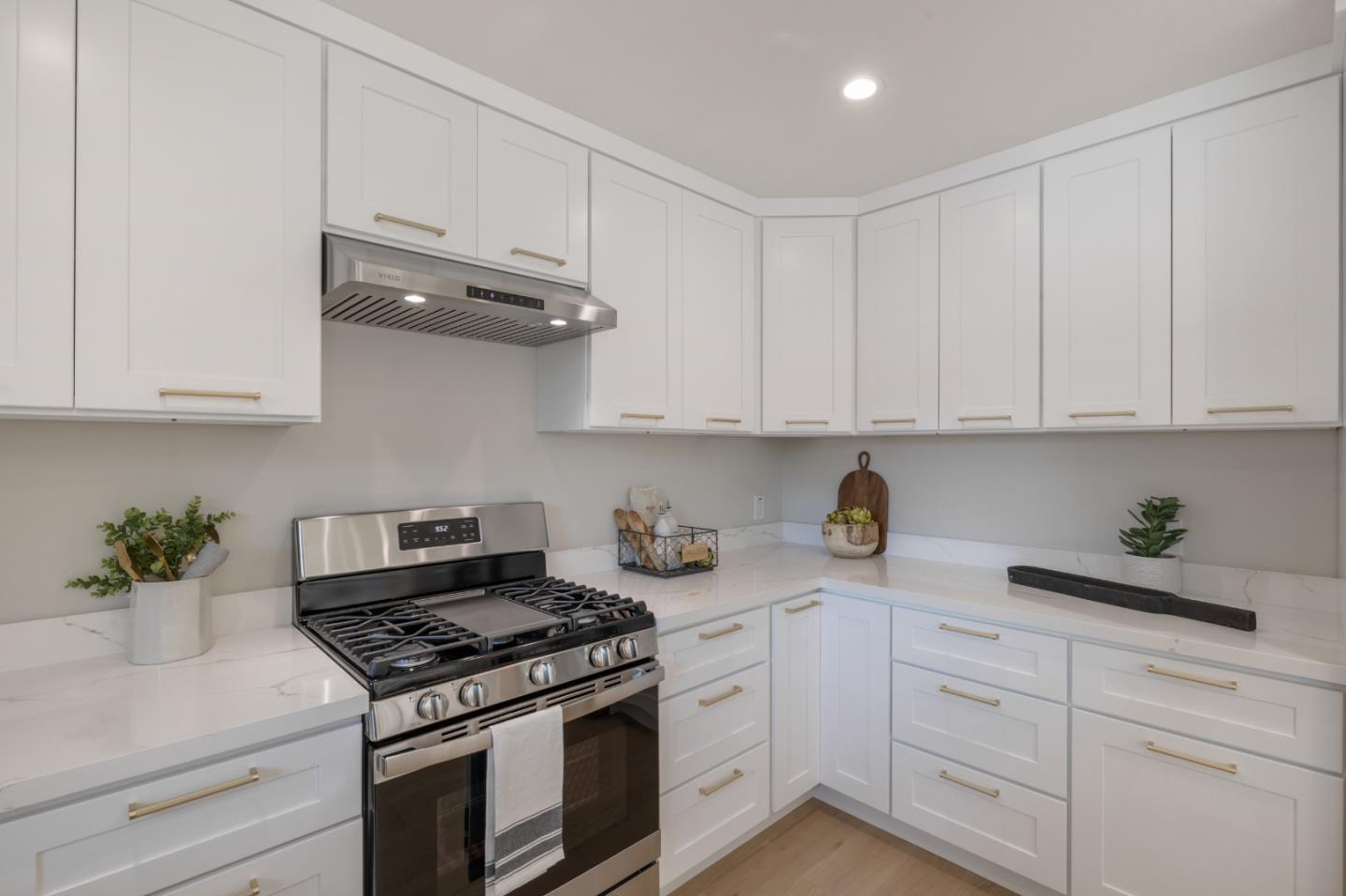 Detail Gallery Image 13 of 30 For 740 Greenview Pl, Los Altos,  CA 94024 - 4 Beds | 2/1 Baths