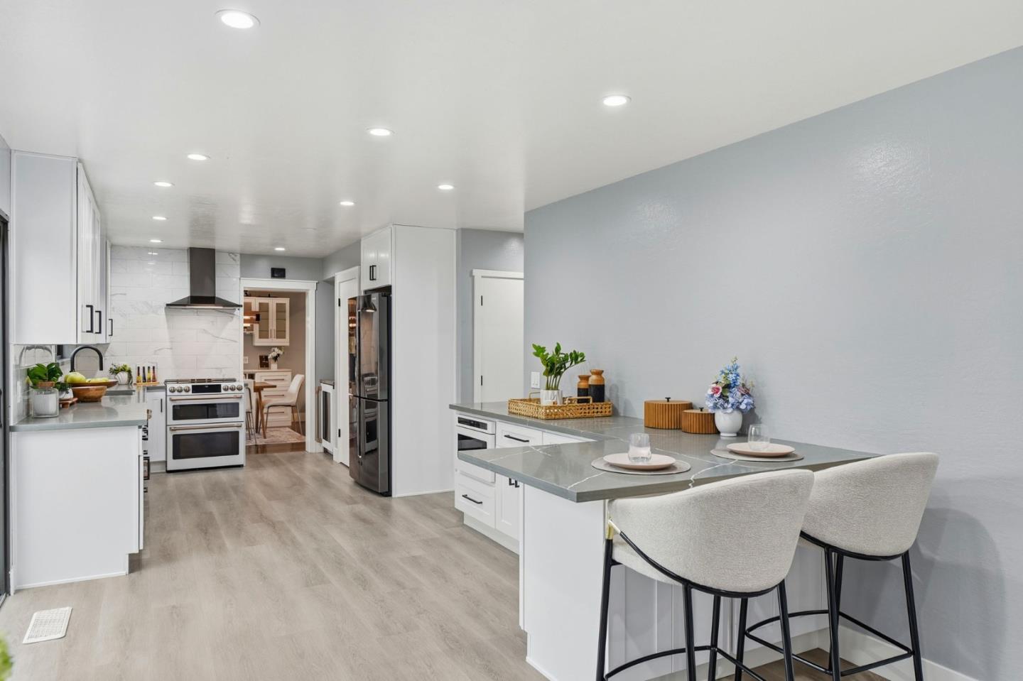 Detail Gallery Image 11 of 37 For 809 Midvale Ln, San Jose,  CA 95136 - 5 Beds | 2/1 Baths