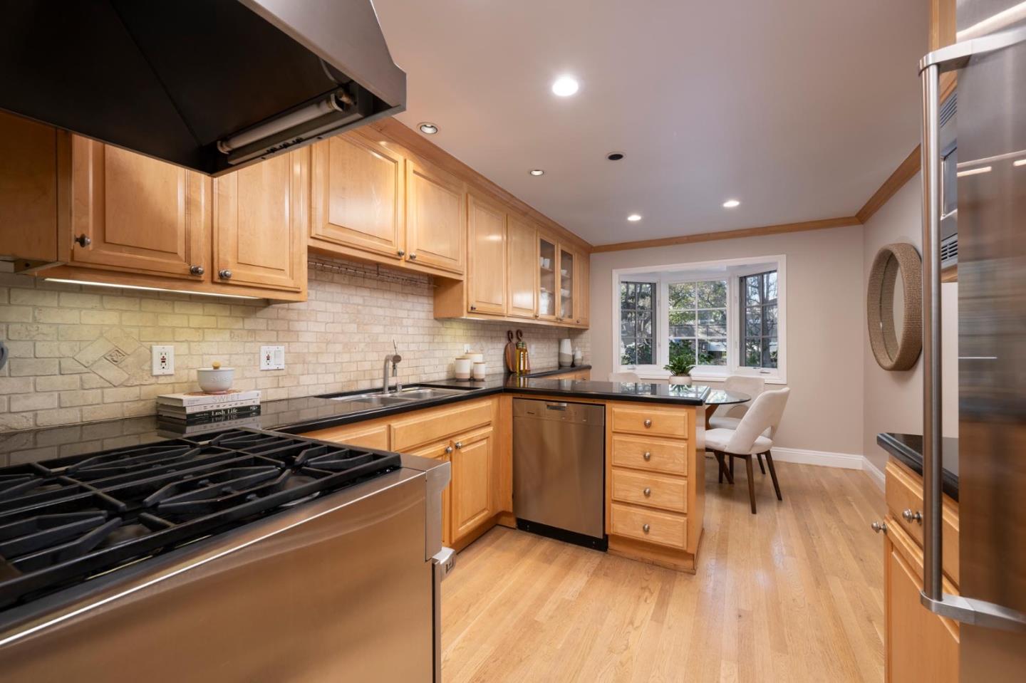 Detail Gallery Image 10 of 41 For 708 University Dr, Menlo Park,  CA 94025 - 2 Beds | 2/1 Baths