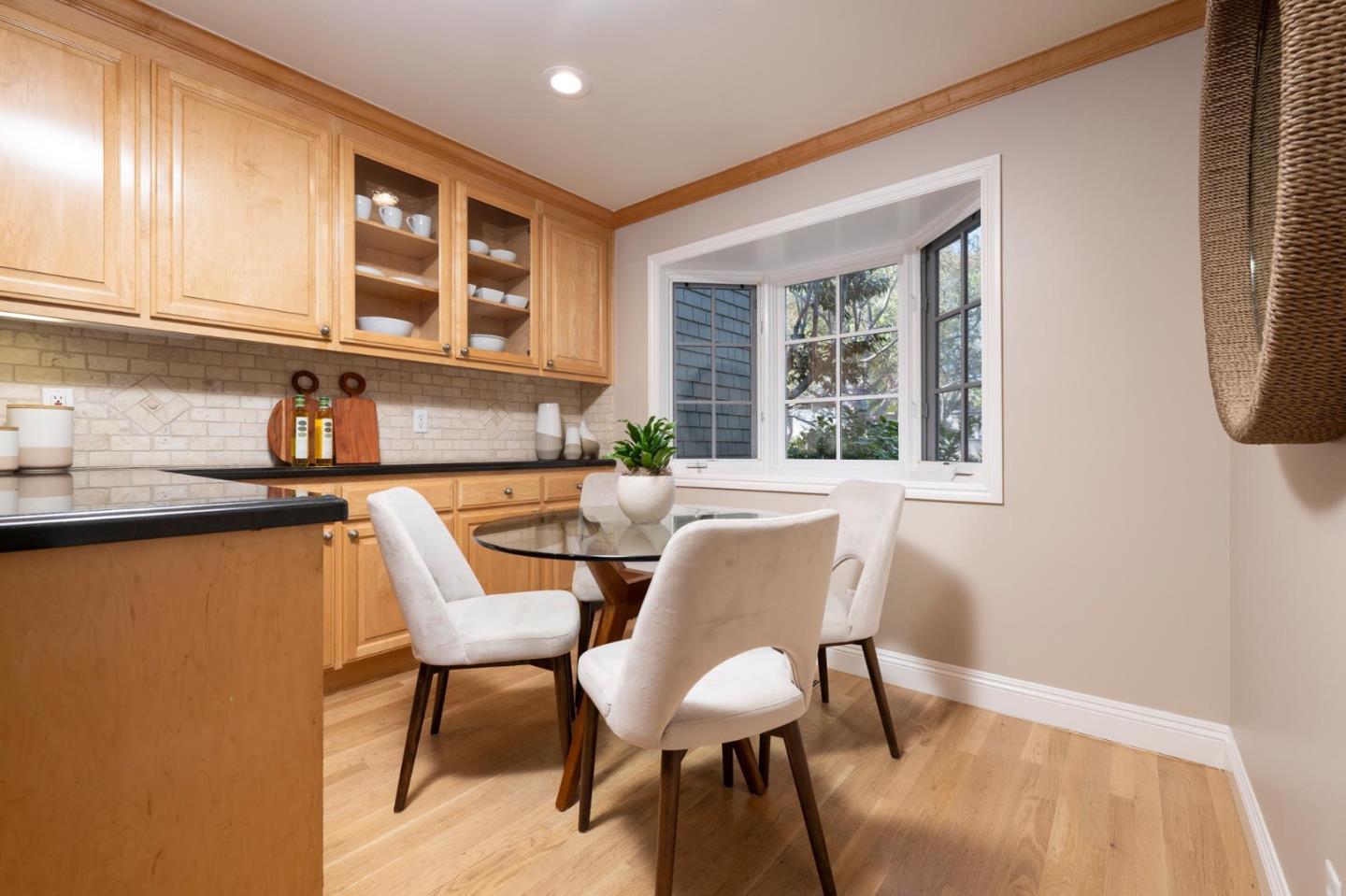 Detail Gallery Image 12 of 41 For 708 University Dr, Menlo Park,  CA 94025 - 2 Beds | 2/1 Baths