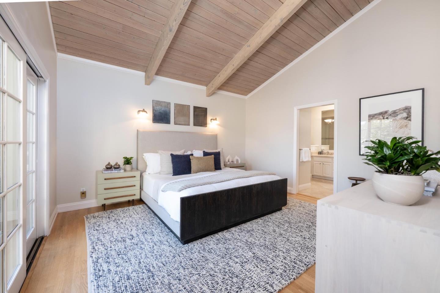 Detail Gallery Image 13 of 41 For 708 University Dr, Menlo Park,  CA 94025 - 2 Beds | 2/1 Baths