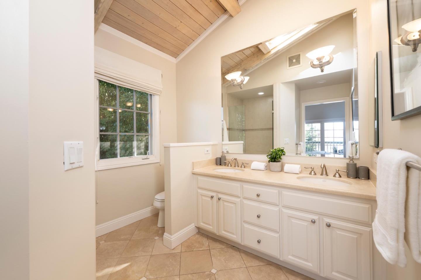 Detail Gallery Image 15 of 41 For 708 University Dr, Menlo Park,  CA 94025 - 2 Beds | 2/1 Baths