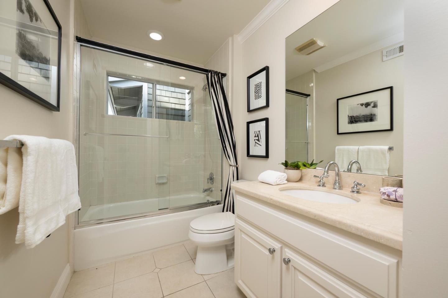 Detail Gallery Image 18 of 41 For 708 University Dr, Menlo Park,  CA 94025 - 2 Beds | 2/1 Baths