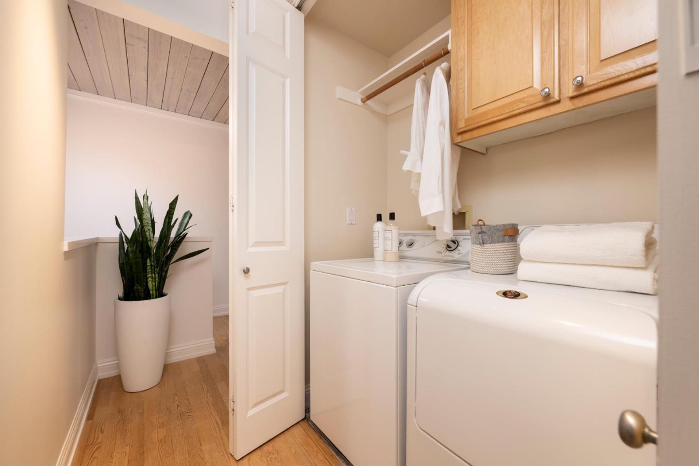 Detail Gallery Image 19 of 41 For 708 University Dr, Menlo Park,  CA 94025 - 2 Beds | 2/1 Baths