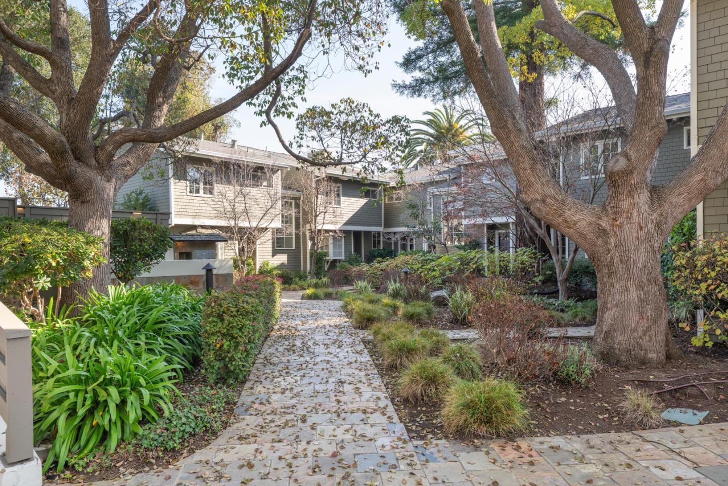 Detail Gallery Image 2 of 41 For 708 University Dr, Menlo Park,  CA 94025 - 2 Beds | 2/1 Baths