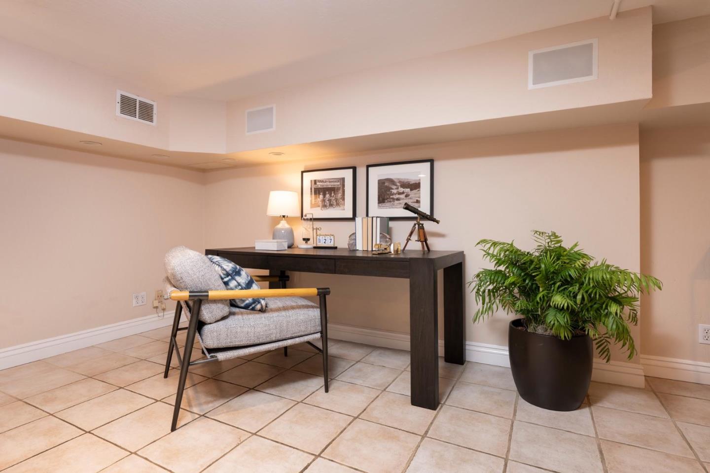 Detail Gallery Image 24 of 41 For 708 University Dr, Menlo Park,  CA 94025 - 2 Beds | 2/1 Baths