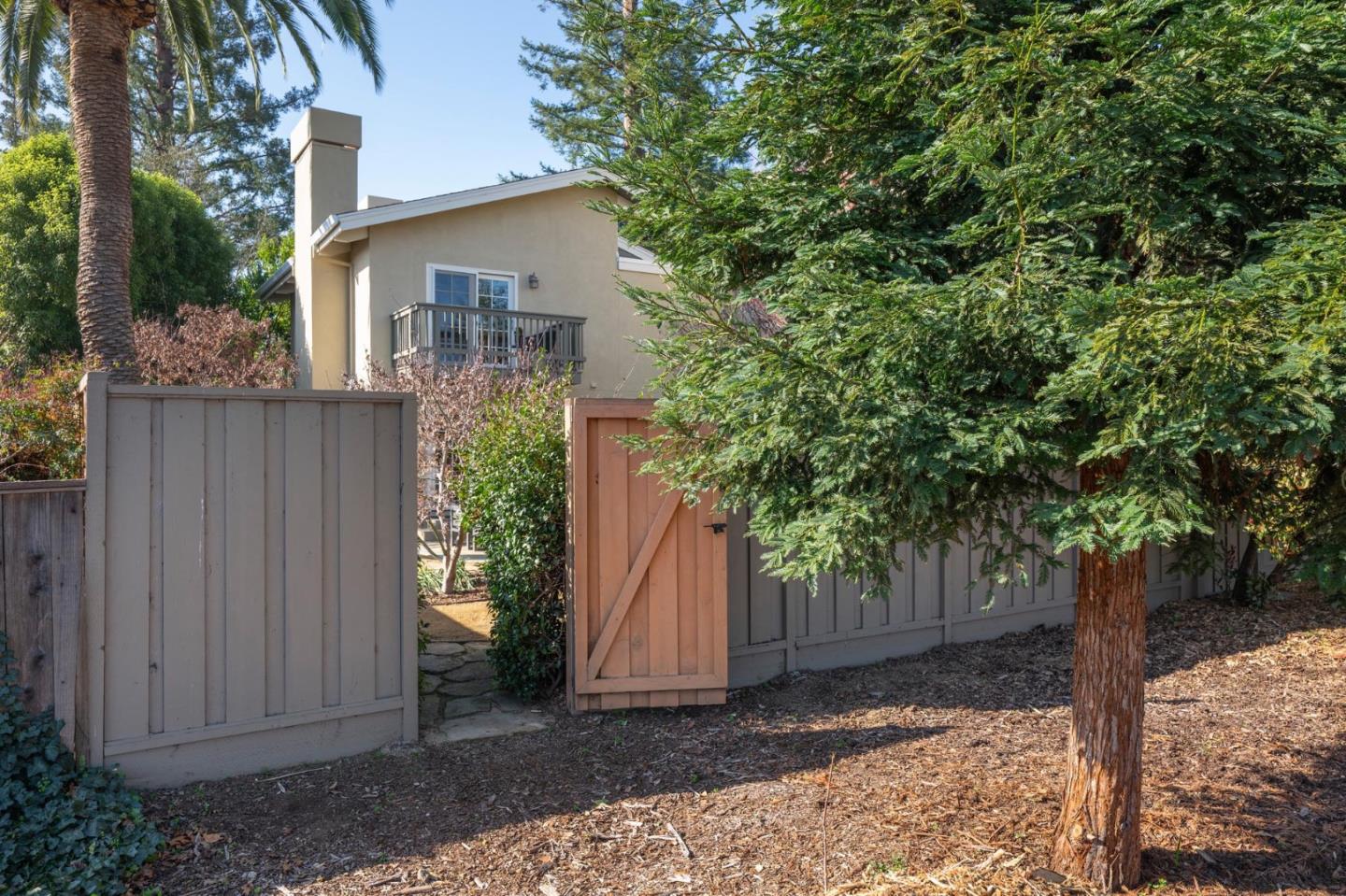 Detail Gallery Image 34 of 41 For 708 University Dr, Menlo Park,  CA 94025 - 2 Beds | 2/1 Baths