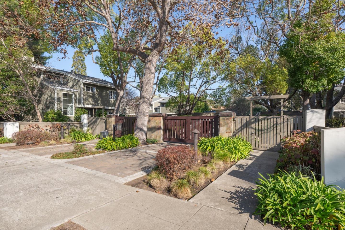 Detail Gallery Image 35 of 41 For 708 University Dr, Menlo Park,  CA 94025 - 2 Beds | 2/1 Baths