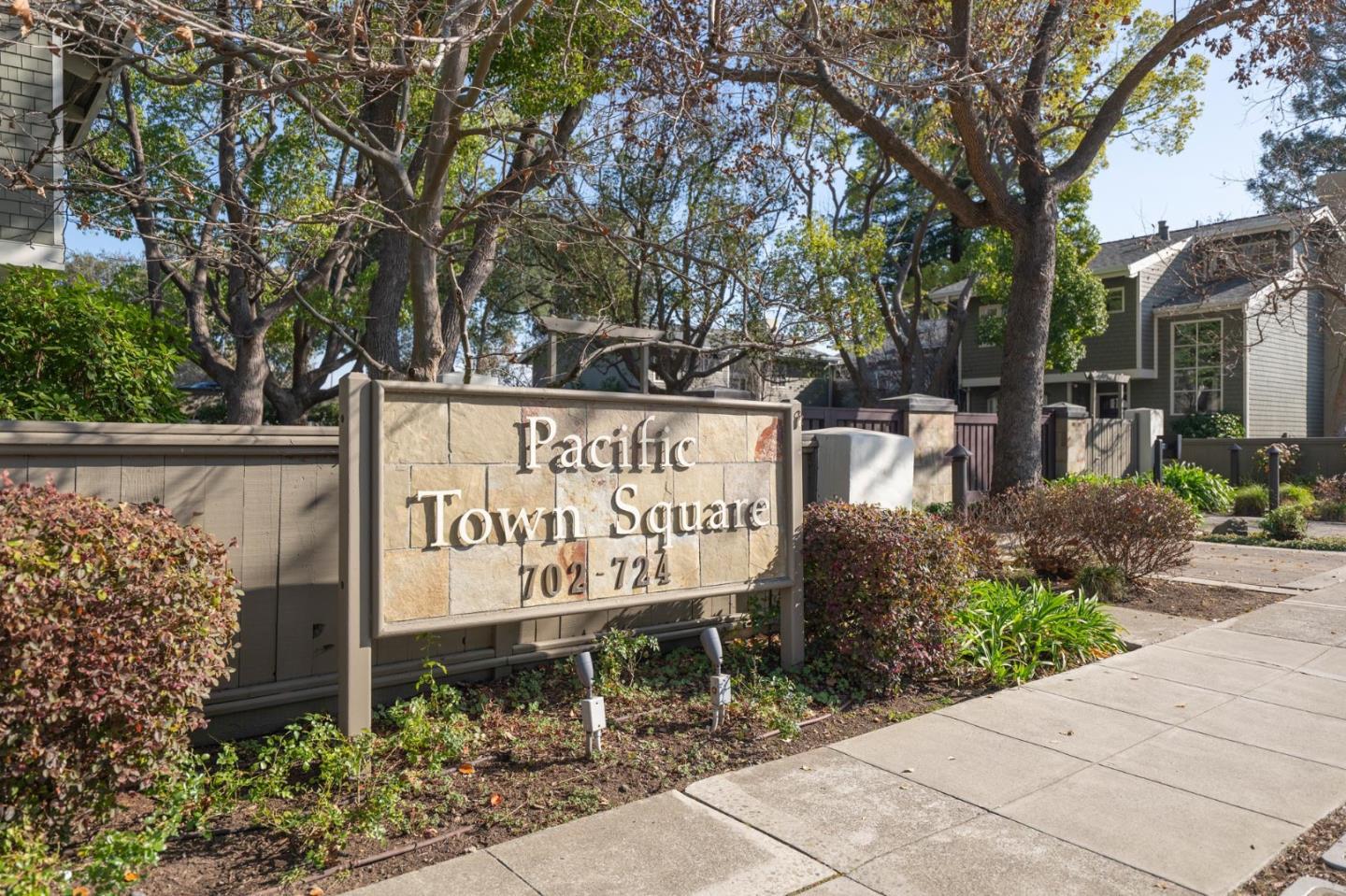 Detail Gallery Image 36 of 41 For 708 University Dr, Menlo Park,  CA 94025 - 2 Beds | 2/1 Baths