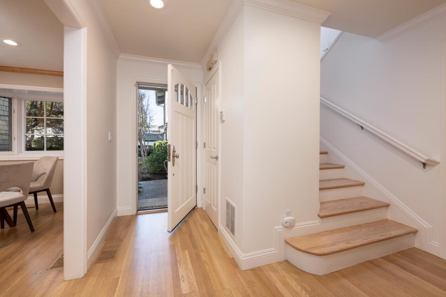 Detail Gallery Image 6 of 41 For 708 University Dr, Menlo Park,  CA 94025 - 2 Beds | 2/1 Baths