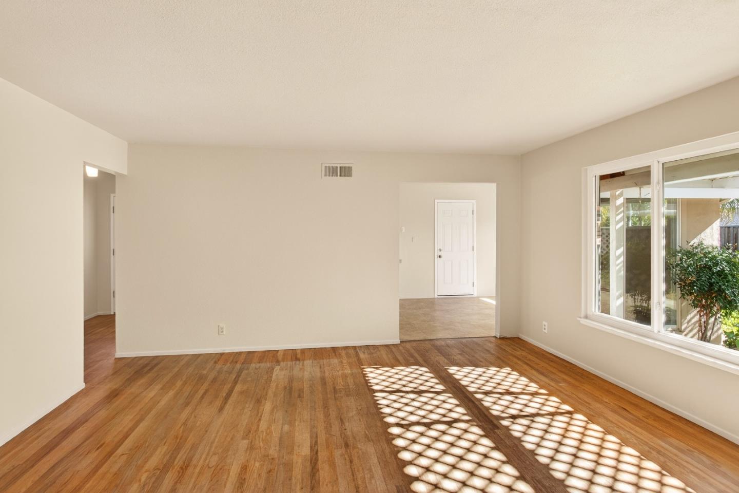 Detail Gallery Image 8 of 32 For 4822 Pepperwood Way, San Jose,  CA 95124 - 4 Beds | 2 Baths