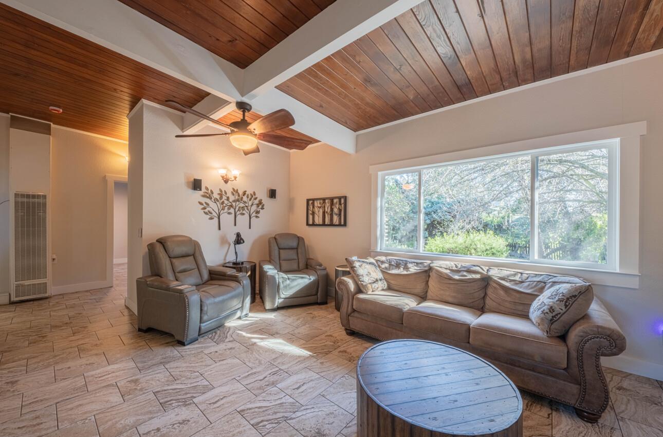 Detail Gallery Image 10 of 33 For 820 Comstock Rd, Hollister,  CA 95023 - 3 Beds | 2 Baths