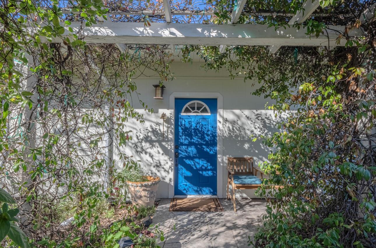 Detail Gallery Image 5 of 33 For 820 Comstock Rd, Hollister,  CA 95023 - 3 Beds | 2 Baths