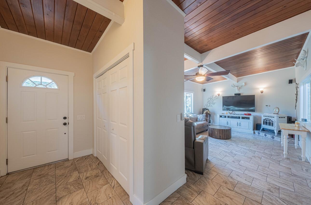 Detail Gallery Image 7 of 33 For 820 Comstock Rd, Hollister,  CA 95023 - 3 Beds | 2 Baths