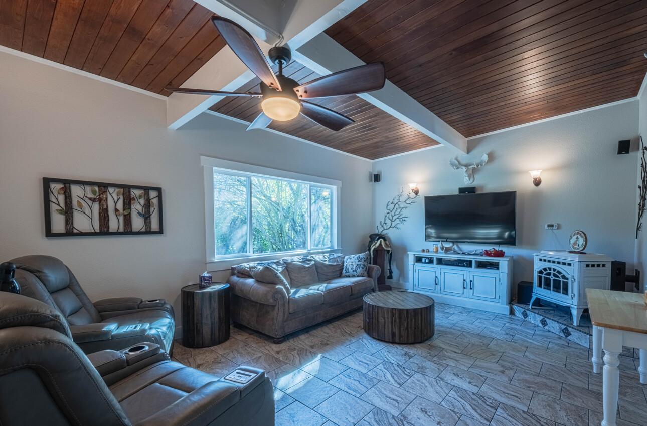 Detail Gallery Image 8 of 33 For 820 Comstock Rd, Hollister,  CA 95023 - 3 Beds | 2 Baths