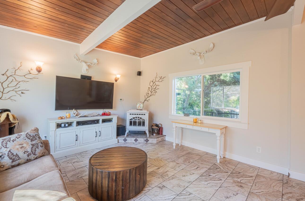 Detail Gallery Image 9 of 33 For 820 Comstock Rd, Hollister,  CA 95023 - 3 Beds | 2 Baths
