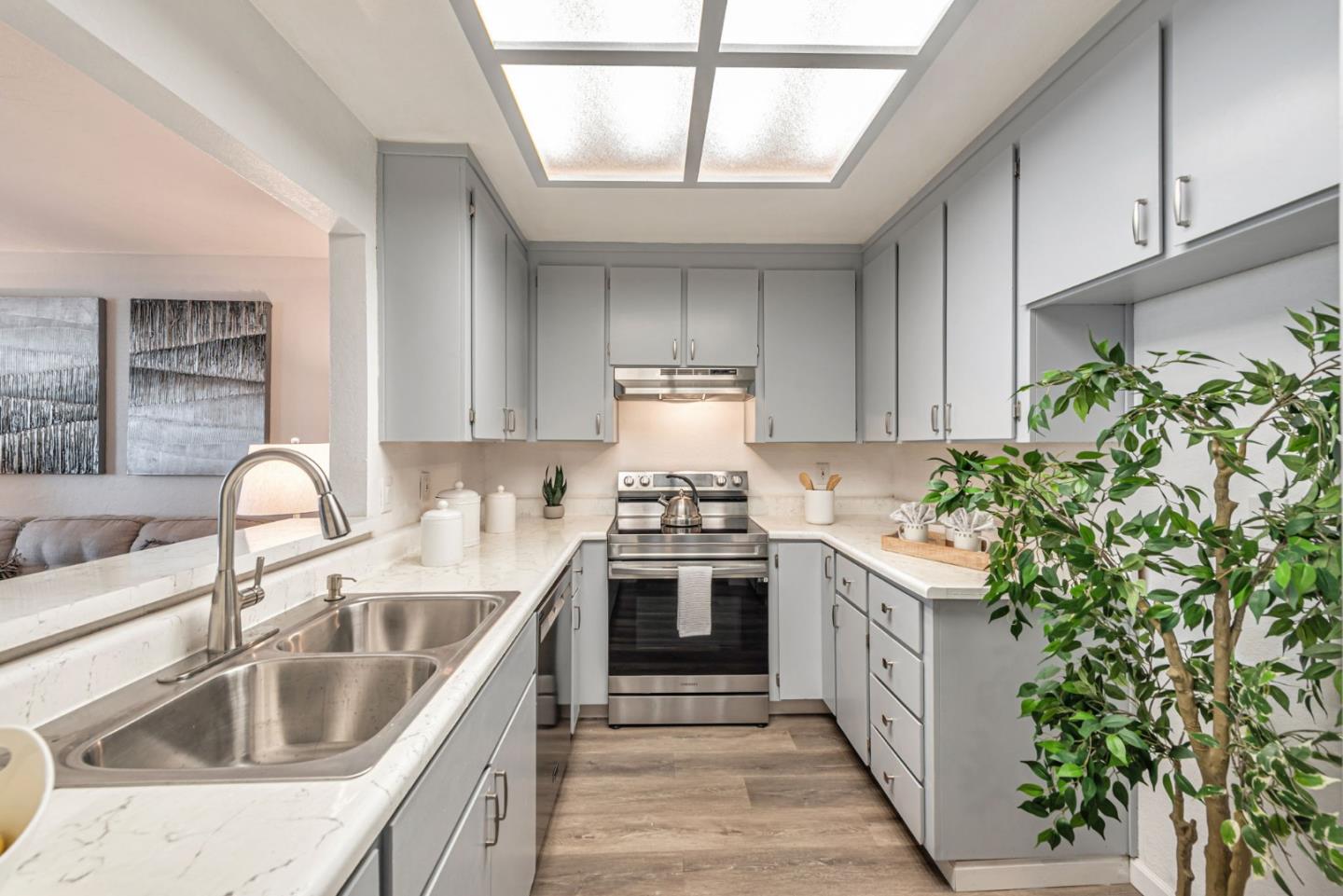 Detail Gallery Image 4 of 15 For 1427 Alma Loop, San Jose,  CA 95125 - 2 Beds | 2 Baths