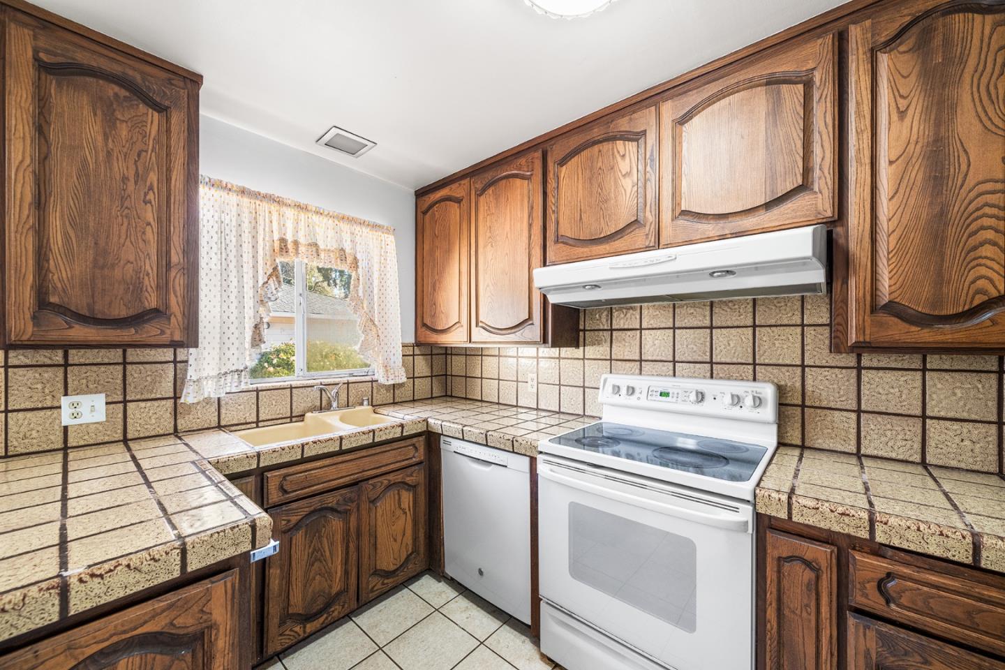 Detail Gallery Image 10 of 33 For 642 14th Ave, Menlo Park,  CA 94025 - 2 Beds | 1/1 Baths