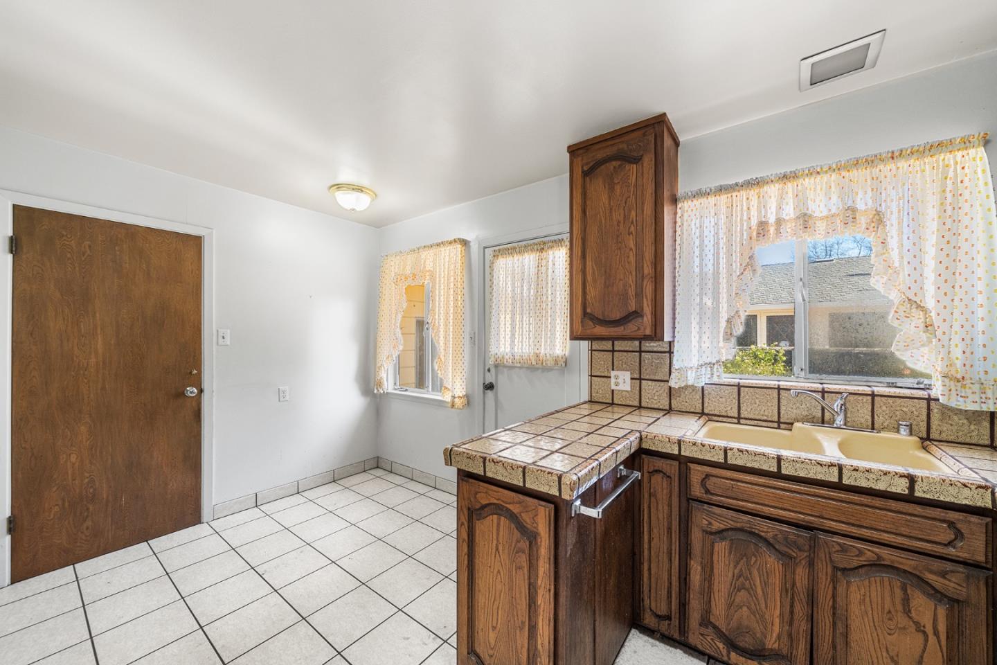 Detail Gallery Image 11 of 33 For 642 14th Ave, Menlo Park,  CA 94025 - 2 Beds | 1/1 Baths