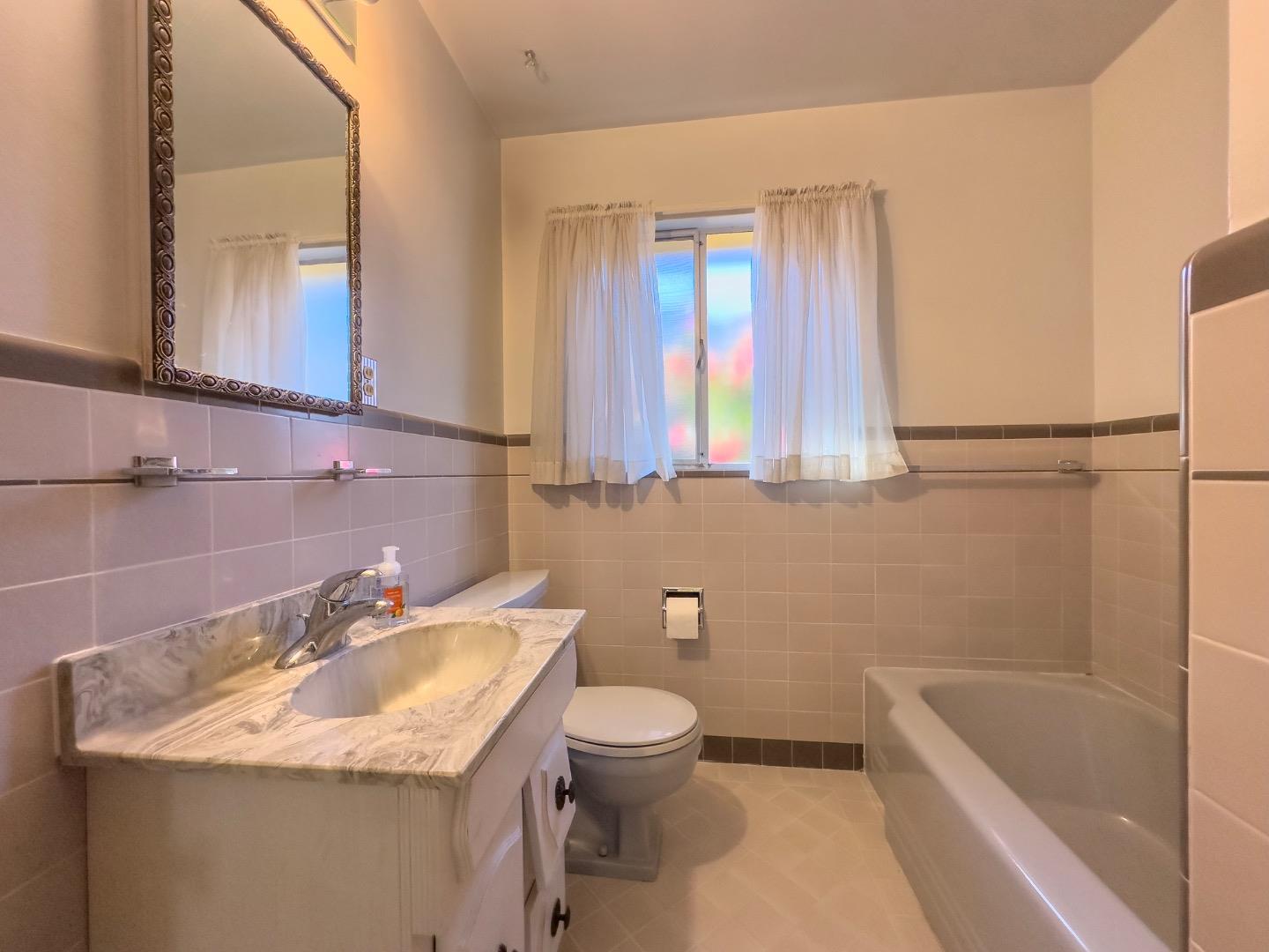 Detail Gallery Image 15 of 33 For 642 14th Ave, Menlo Park,  CA 94025 - 2 Beds | 1/1 Baths