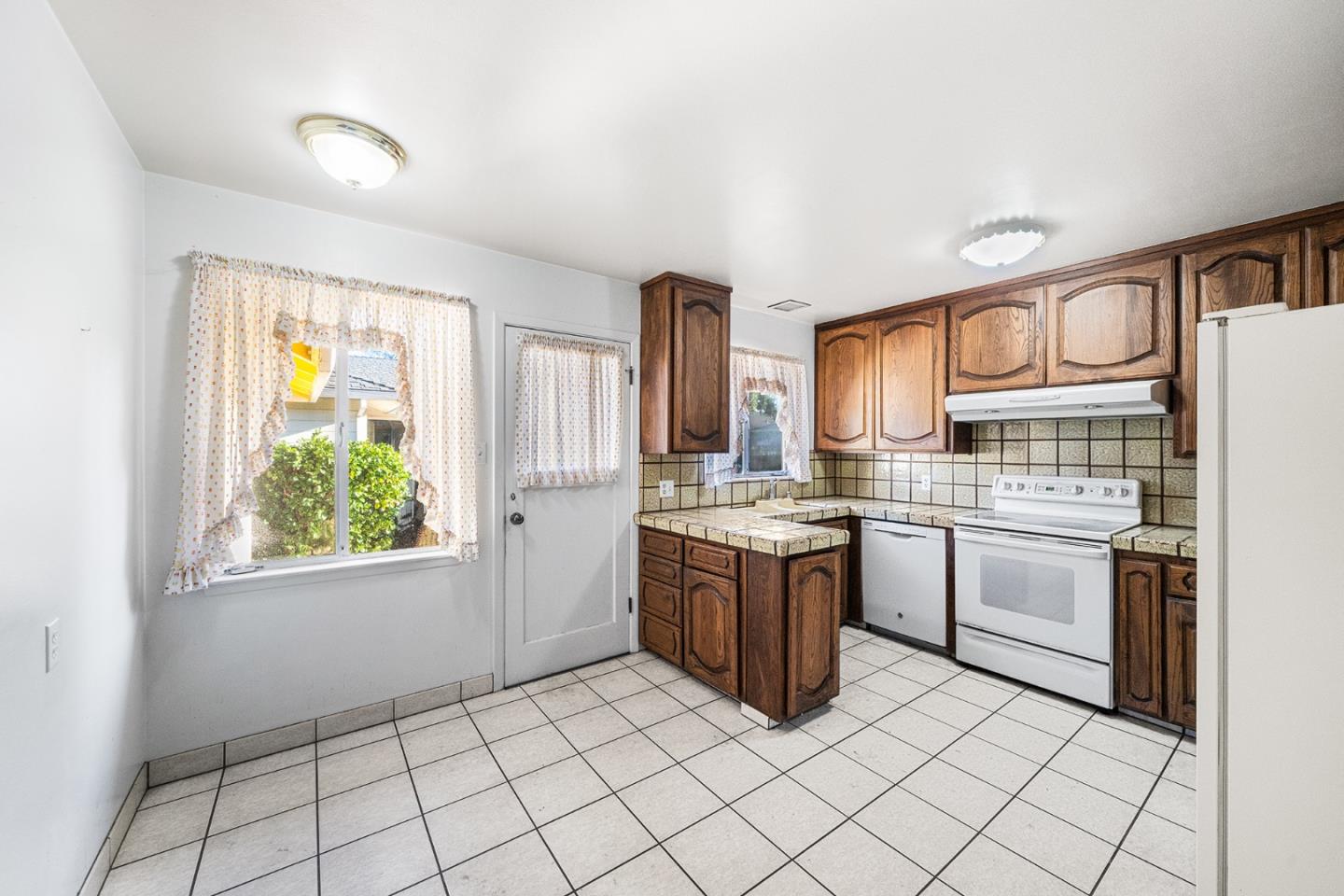 Detail Gallery Image 9 of 33 For 642 14th Ave, Menlo Park,  CA 94025 - 2 Beds | 1/1 Baths