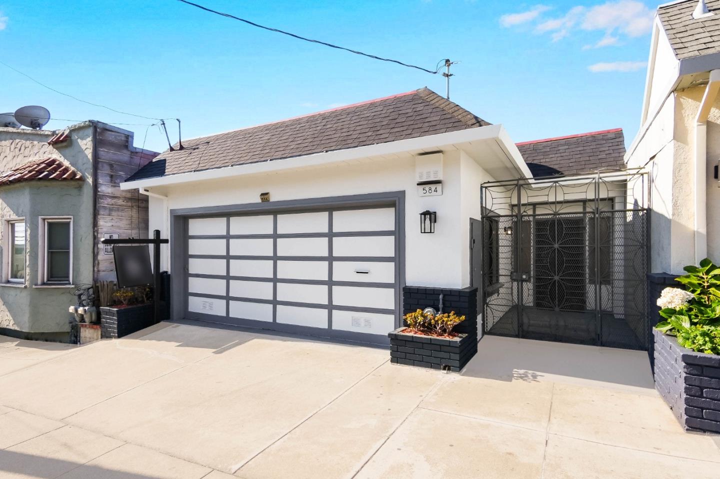 Detail Gallery Image 2 of 31 For 584 Hillside Blvd, Daly City,  CA 94014 - 4 Beds | 2/1 Baths