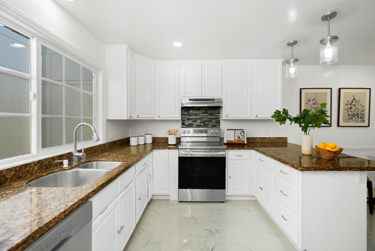 Detail Gallery Image 7 of 31 For 584 Hillside Blvd, Daly City,  CA 94014 - 4 Beds | 2/1 Baths