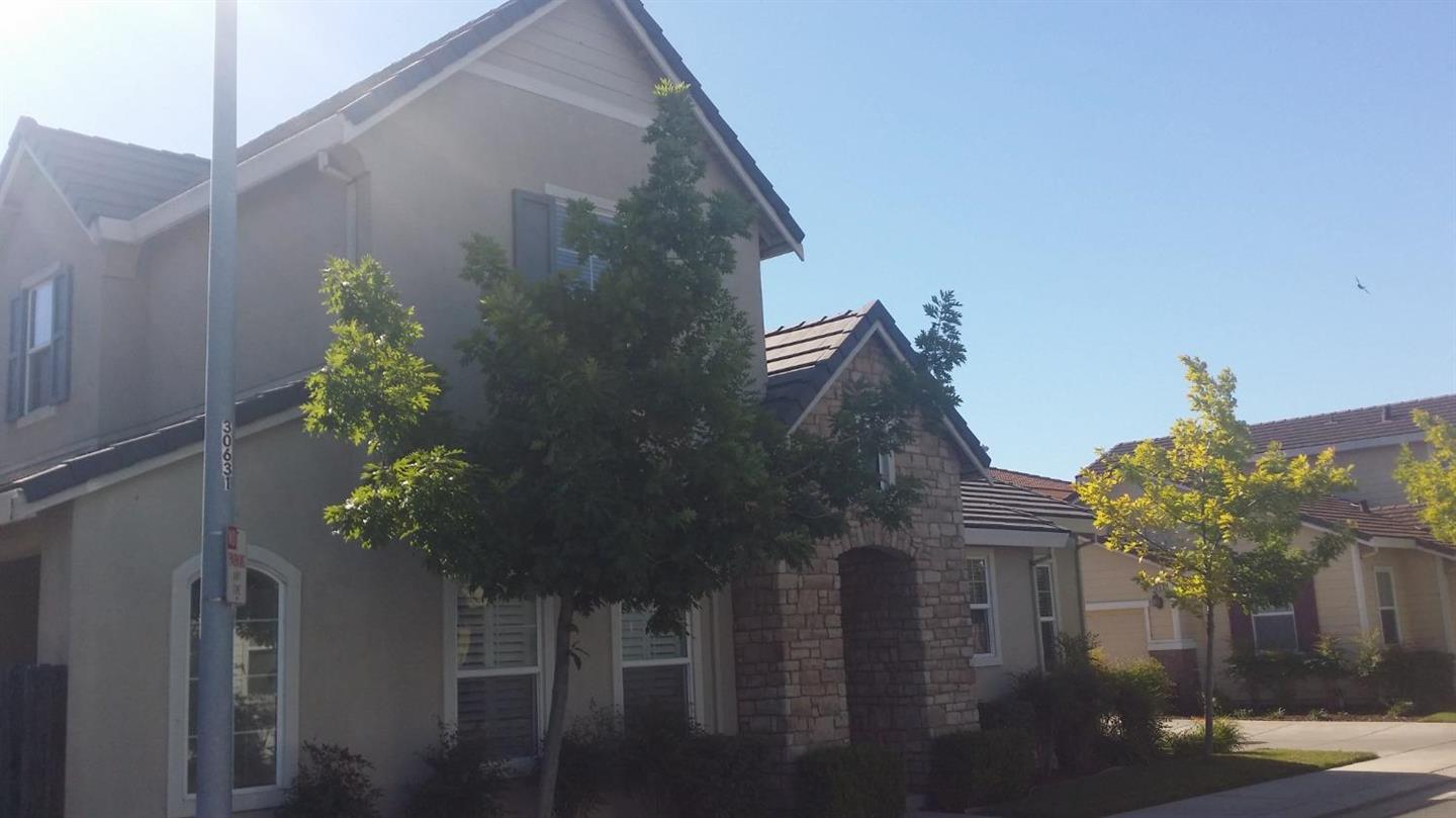 Detail Gallery Image 2 of 21 For 1744 Bella Largo Dr, Stockton,  CA 95206 - 3 Beds | 3 Baths