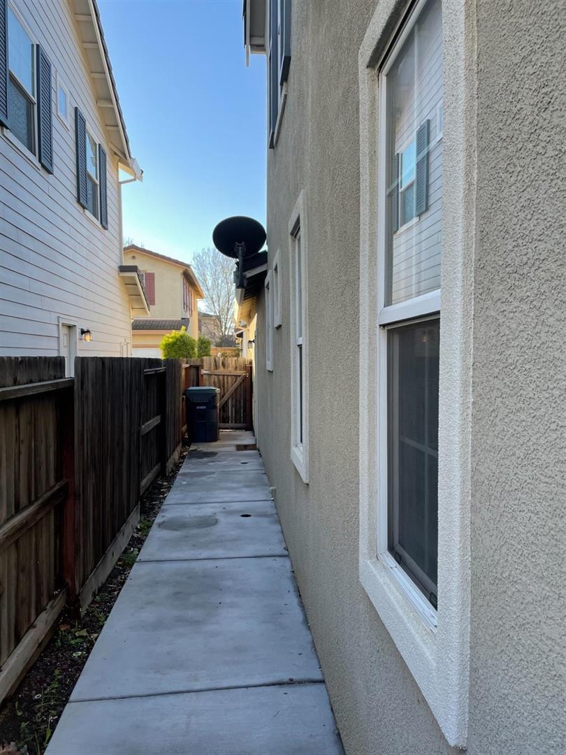 Detail Gallery Image 3 of 21 For 1744 Bella Largo Dr, Stockton,  CA 95206 - 3 Beds | 3 Baths