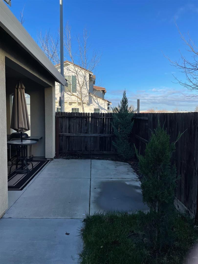 Detail Gallery Image 4 of 21 For 1744 Bella Largo Dr, Stockton,  CA 95206 - 3 Beds | 3 Baths