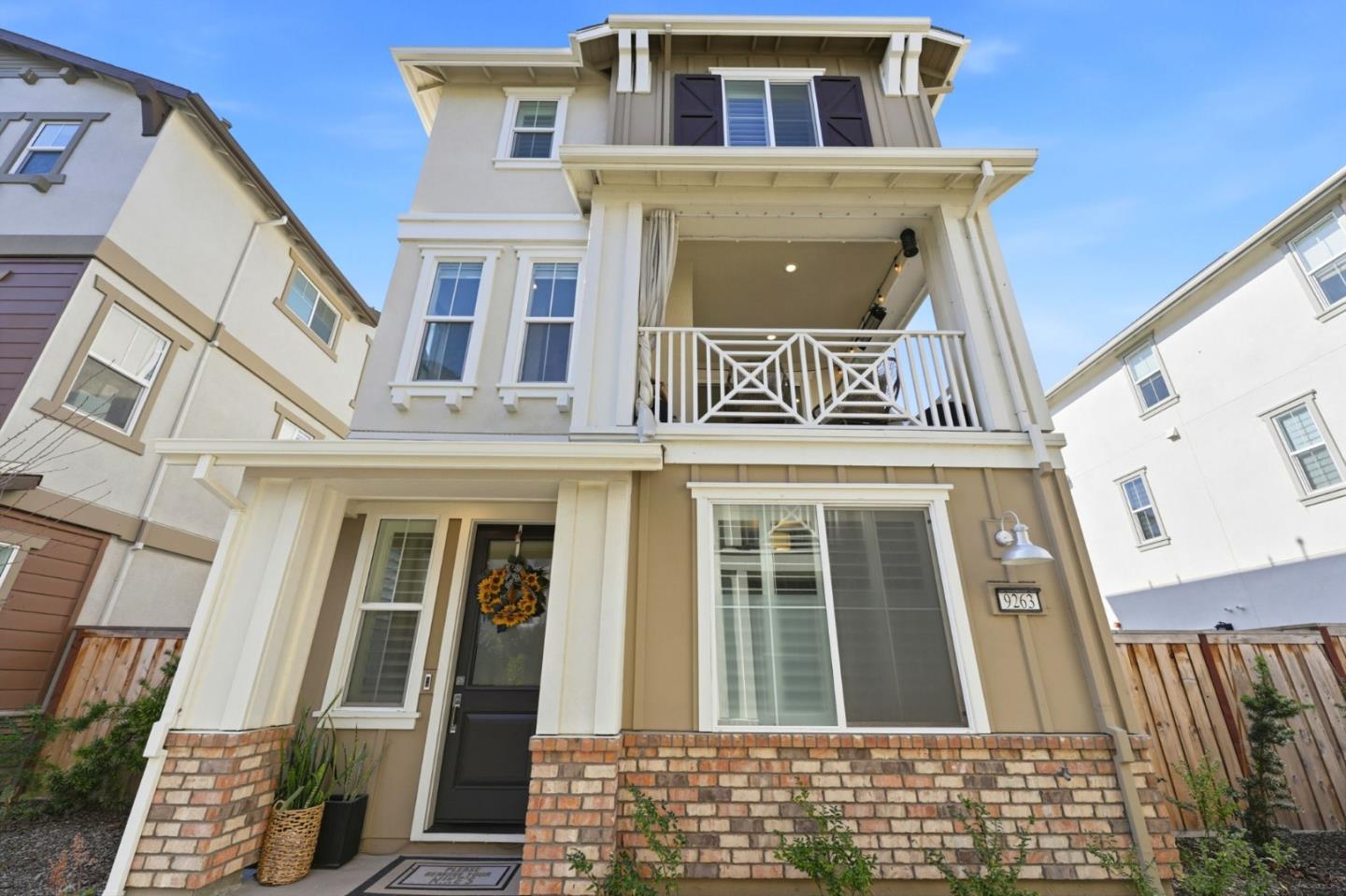 Detail Gallery Image 4 of 39 For 9263 Vista Cove Way, Newark,  CA 94560 - 3 Beds | 3 Baths