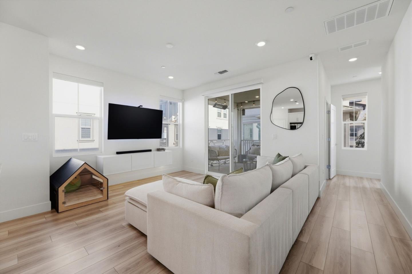 Detail Gallery Image 8 of 39 For 9263 Vista Cove Way, Newark,  CA 94560 - 3 Beds | 3 Baths