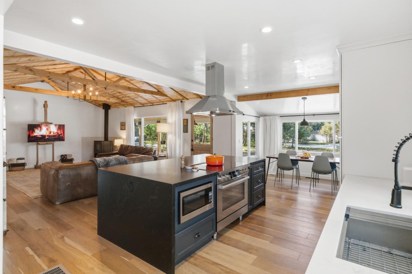 Detail Gallery Image 10 of 43 For 3141 Hacienda Dr, Pebble Beach,  CA 93953 - 4 Beds | 3 Baths