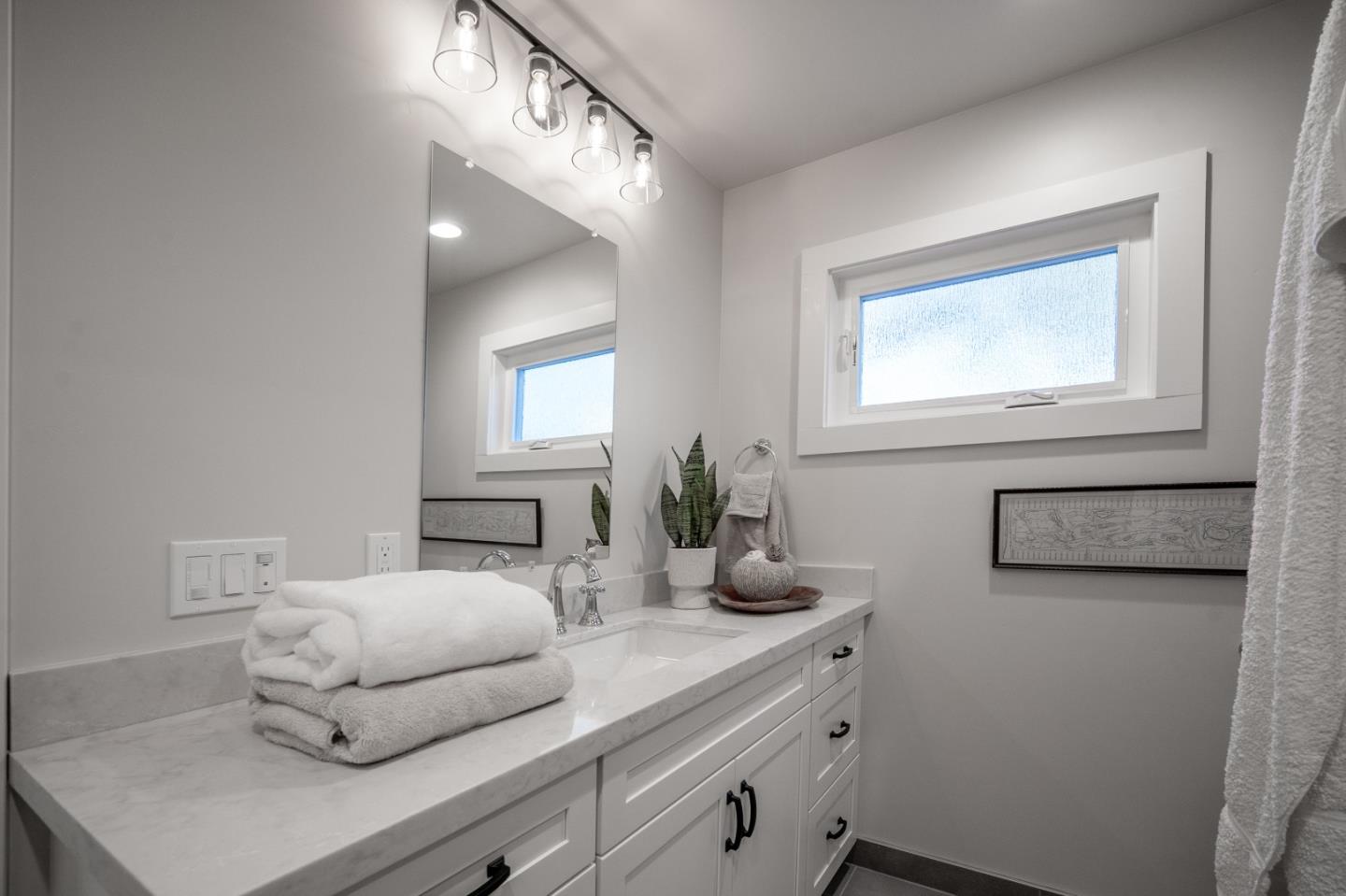 Detail Gallery Image 31 of 45 For 311 Lobos Ave, Pacific Grove,  CA 93950 - 2 Beds | 2 Baths