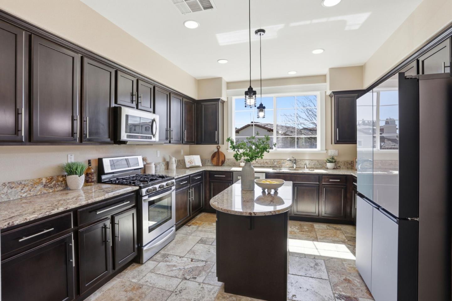 Detail Gallery Image 13 of 36 For 34170 via Torino, Fremont,  CA 94555 - 4 Beds | 3/1 Baths