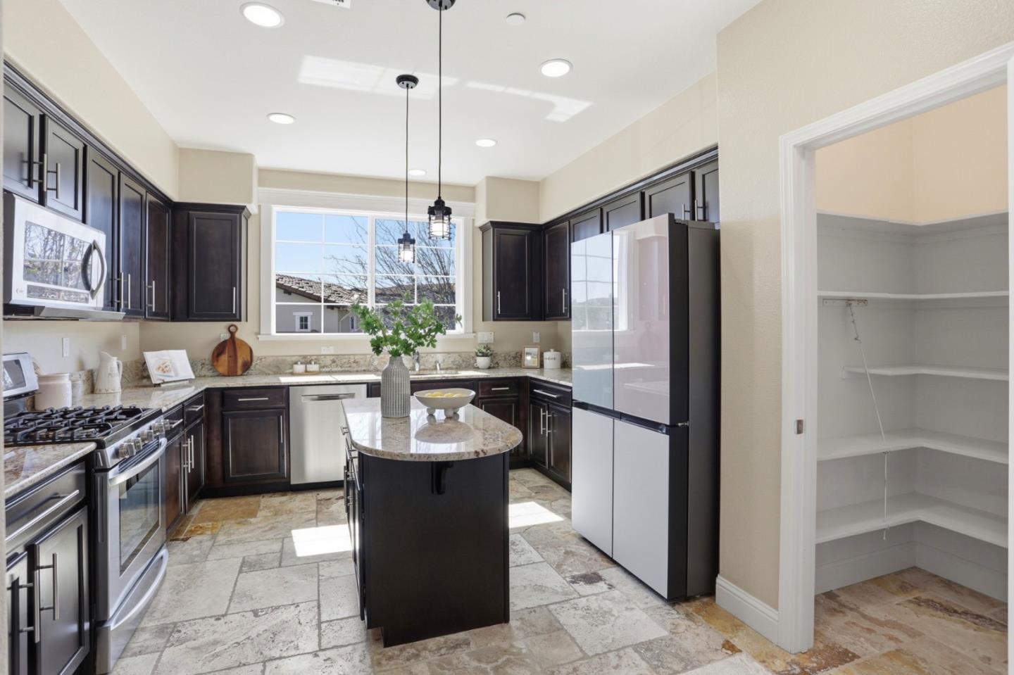 Detail Gallery Image 14 of 36 For 34170 via Torino, Fremont,  CA 94555 - 4 Beds | 3/1 Baths