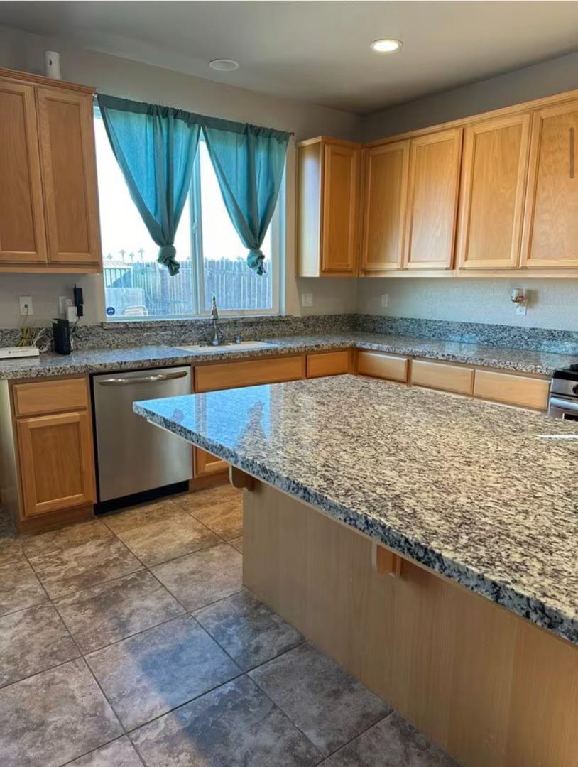 Detail Gallery Image 4 of 11 For 814 Bogdanich Way, Patterson,  CA 95363 - 4 Beds | 3 Baths