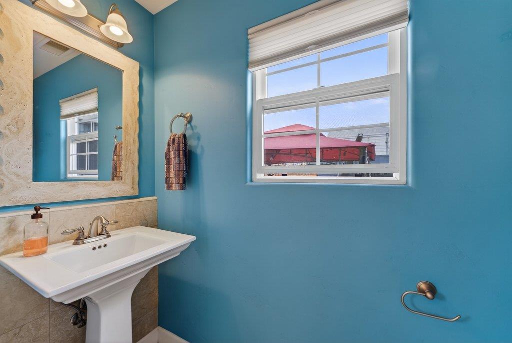 Detail Gallery Image 35 of 61 For 1021 Webster St, Santa Cruz,  CA 95062 - 3 Beds | 2/1 Baths