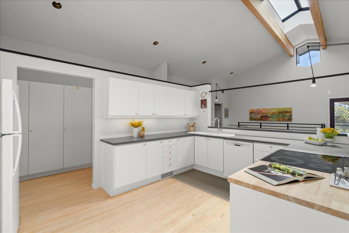 Detail Gallery Image 12 of 48 For 12336 Indian Rock Way, Los Gatos,  CA 95033 - 4 Beds | 3 Baths