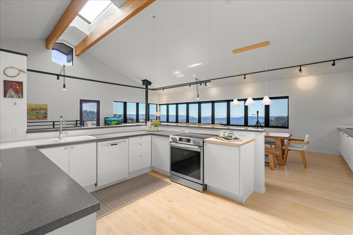 Detail Gallery Image 13 of 48 For 12336 Indian Rock Way, Los Gatos,  CA 95033 - 4 Beds | 3 Baths