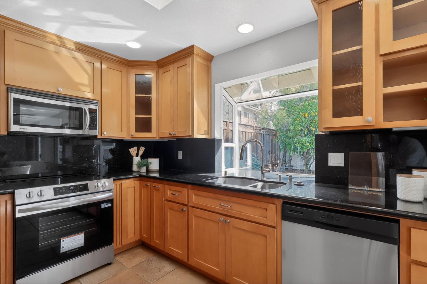 Detail Gallery Image 8 of 30 For 3106 Ingersoll Pl, Fremont,  CA 94538 - 3 Beds | 2/1 Baths