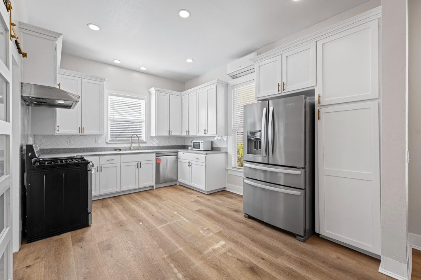 Detail Gallery Image 2 of 20 For 194 4th St, Gilroy,  CA 95020 - 4 Beds | 4 Baths