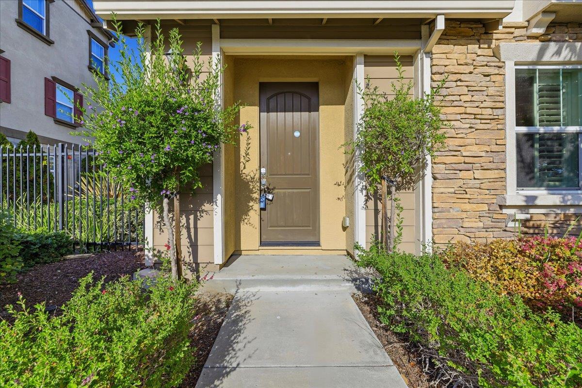 Detail Gallery Image 3 of 74 For 3868 Fiano Cmn, Fremont,  CA 94555 - 3 Beds | 3/1 Baths