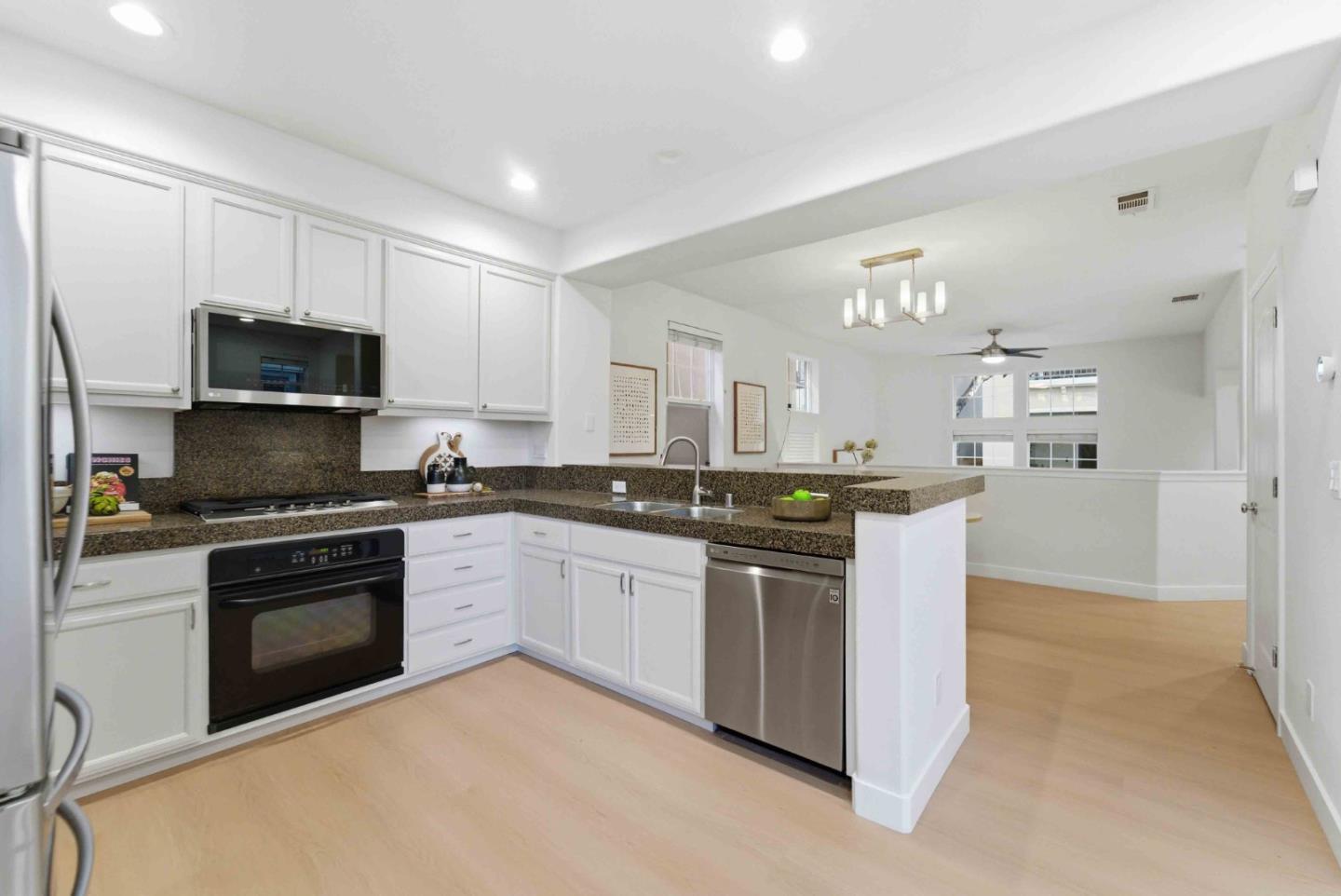 Detail Gallery Image 16 of 51 For 2260 Golden Crest Cmn, San Jose,  CA 95125 - 2 Beds | 2/1 Baths