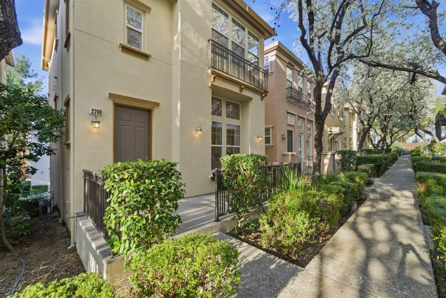 Detail Gallery Image 2 of 51 For 2260 Golden Crest Cmn, San Jose,  CA 95125 - 2 Beds | 2/1 Baths