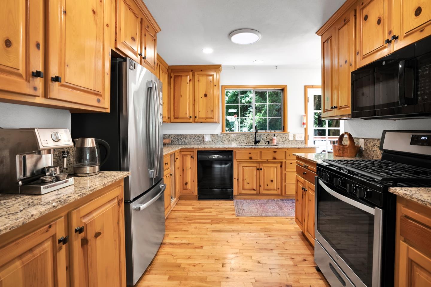 Detail Gallery Image 6 of 40 For 220 Miracle Ln, Santa Cruz,  CA 95060 - 3 Beds | 2/1 Baths