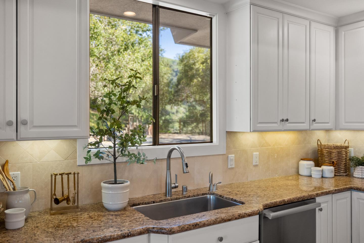 Detail Gallery Image 11 of 63 For 13370 Middle Canyon Rd, Carmel Valley,  CA 93924 - 3 Beds | 4 Baths