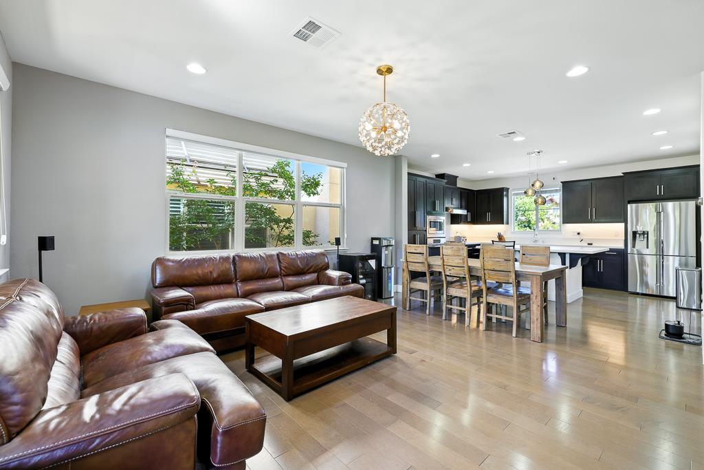 Detail Gallery Image 4 of 34 For 316 Fair Oaks Ave, Sunnyvale,  CA 94085 - 4 Beds | 3/1 Baths