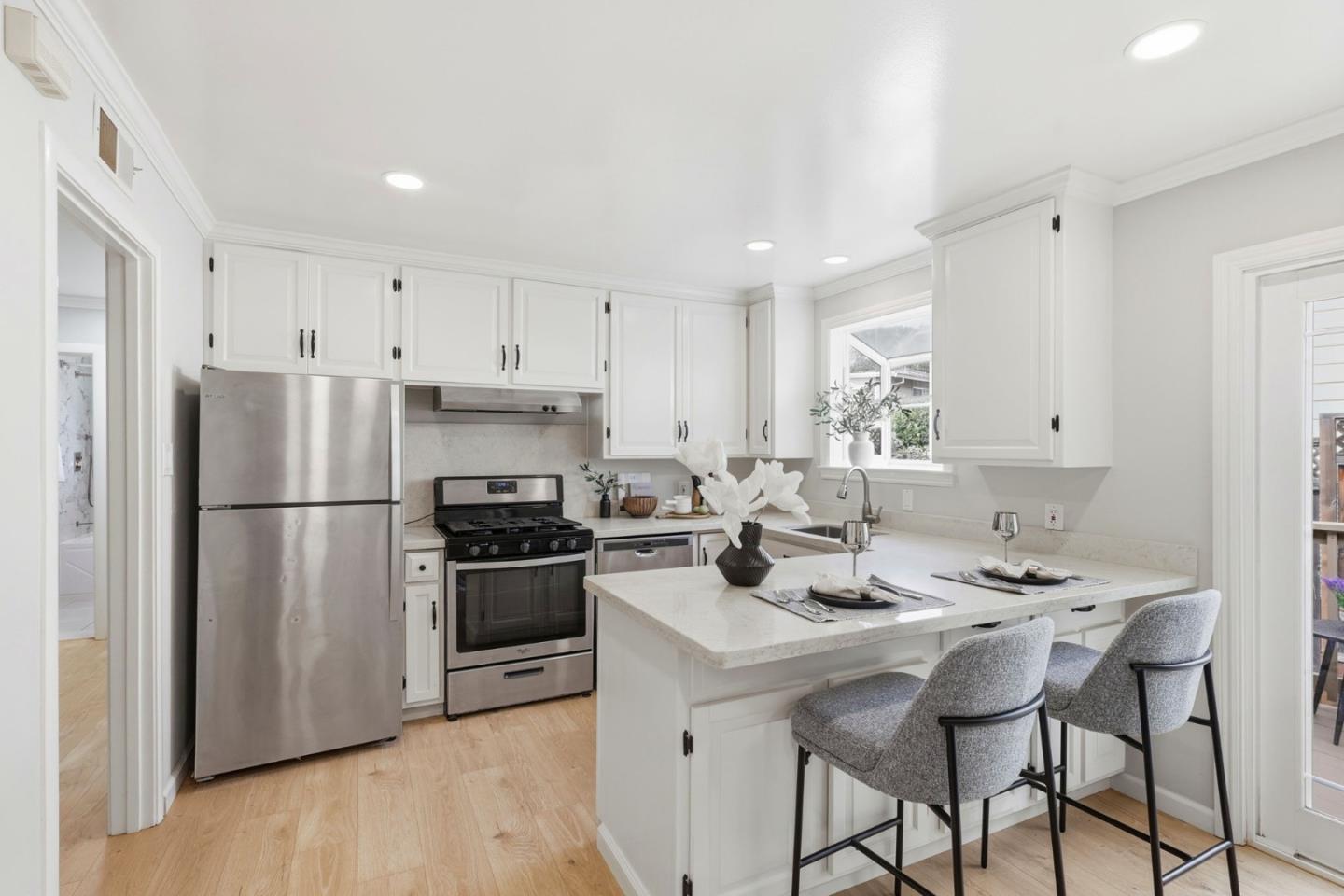 Detail Gallery Image 15 of 46 For 2404 Cipriani Blvd, Belmont,  CA 94002 - 3 Beds | 1 Baths